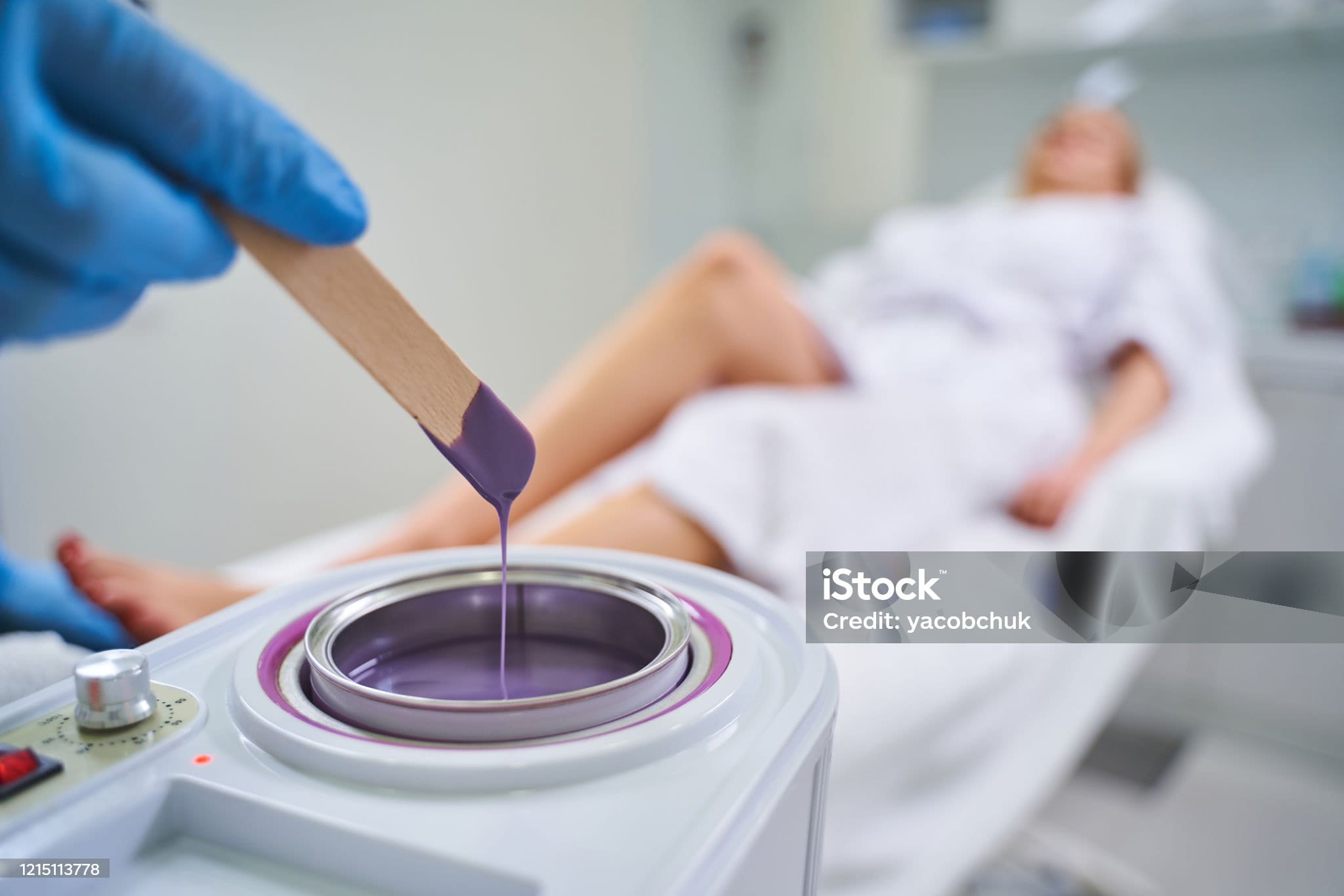 Sala de atendimento para depilação com maca e iluminação suave